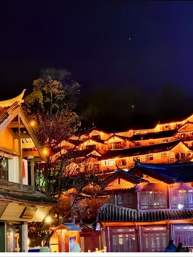 探索未知嘅精彩：夜晚嘅麗江古城燈火闌珊  喺路上：記錄每一處風景與感動 用腳步丈量世界 雲南麗江古城