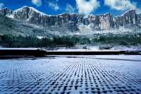 恩施大峽谷冬日奇觀，絕壁冰瀑雲海