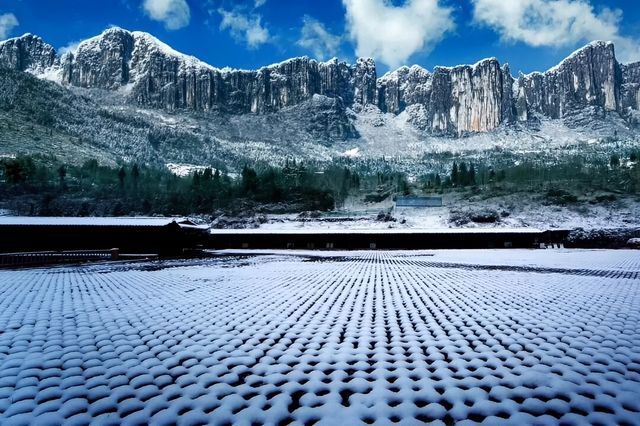 恩施大峽谷冬日奇觀，絕壁冰瀑雲海