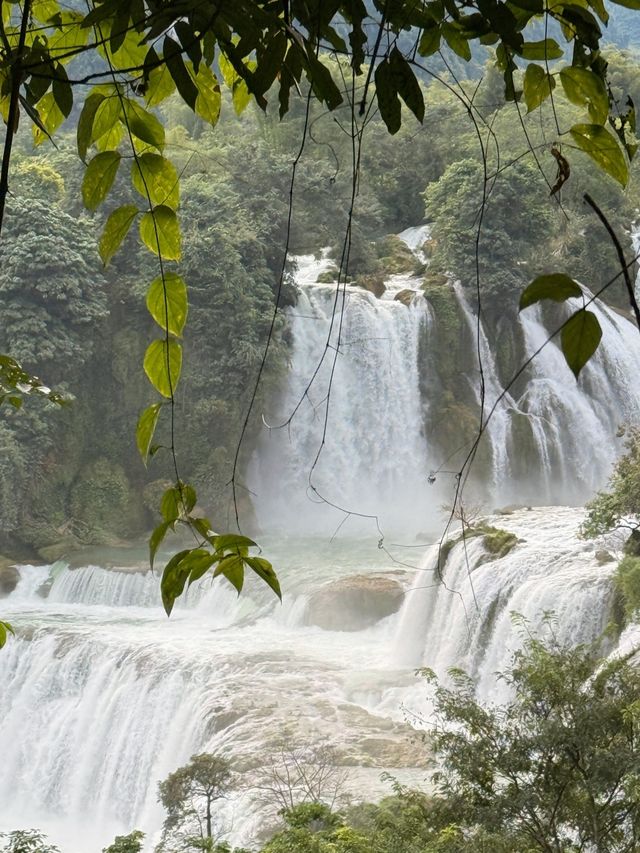 邊境線上會唱歌的瀑布 邊境線上會唱歌的瀑布
