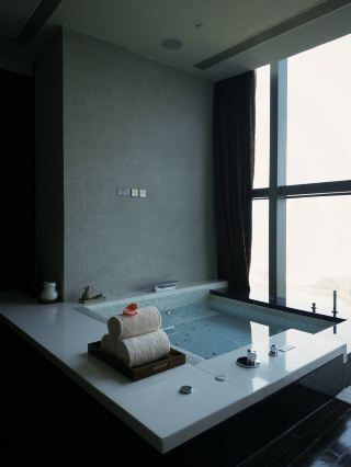 In Macau! Relax in a luxurious sky hotel for ultimate relaxation and bliss.