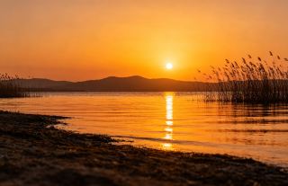 湖畔の夕日