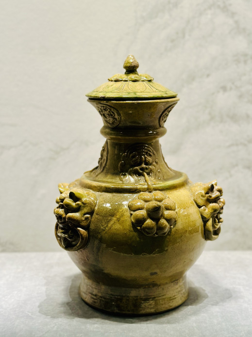 山西省博物館に人々が集まり、陶磁器の工芸品を鑑賞する中で、火花が