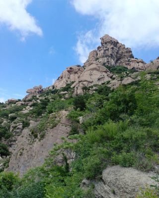 Early autumn at Dazeshan, Pingdu: Hiking, exploring rock formations, and soaking in the mountain tranquility