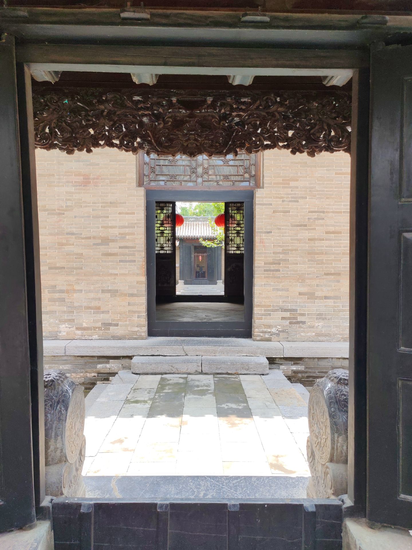 Renhe Hall, part of the Wang Family Manor in Yaoshan, is the core architectural complex within the manor. It is a large suite of ten courtyards, including four main courtyards and four western wing courtyards.