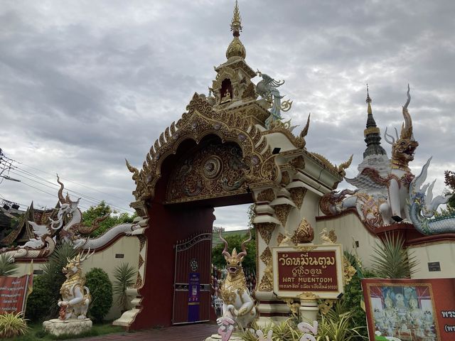 ‘วัดหมื่นตูม’ วัดสถาปัตยกรรมซุ้มประตูสวย
