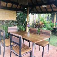 往瑪雅烏布酒店十字路口、有停車場的大型印尼餐廳Warung Mina Ubud