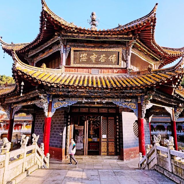 beautiful fall in a Yunnan Temple