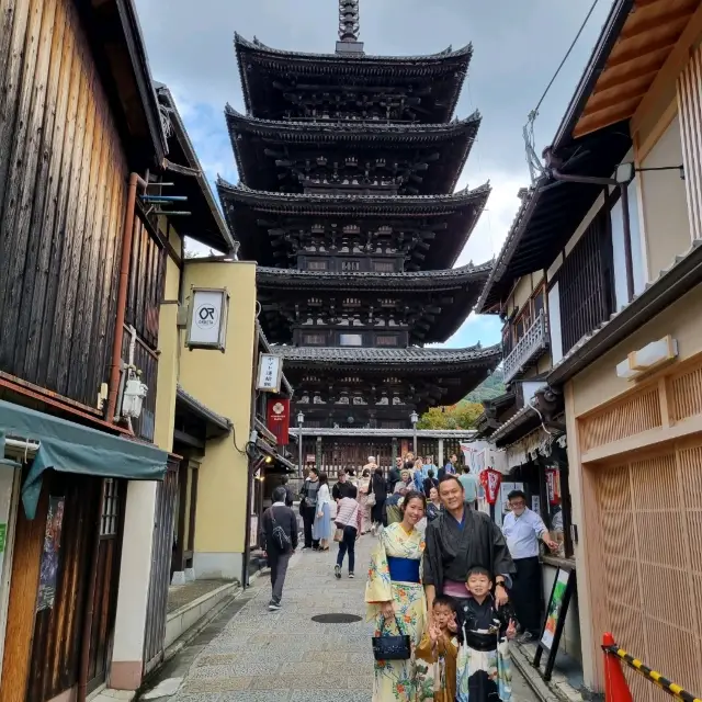 Hokan  Ji Temple & Yasaka No To Pagoda