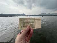หน้าฝน คนเหงา ล่องเรือไปเกาะกลางทะเลสาบซีหู