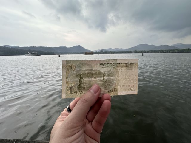 หน้าฝน คนเหงา ล่องเรือไปเกาะกลางทะเลสาบซีหู