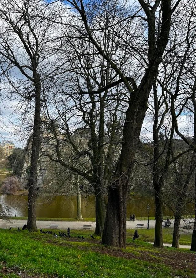 @ THE PARC DES BUTTES CHAUMONT IN PARIS!