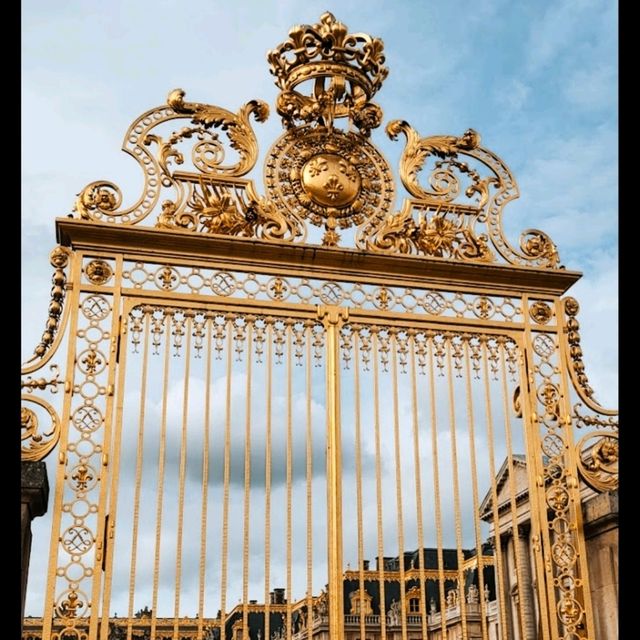 THE STUNNING PALACE  OF VERSAILLES.