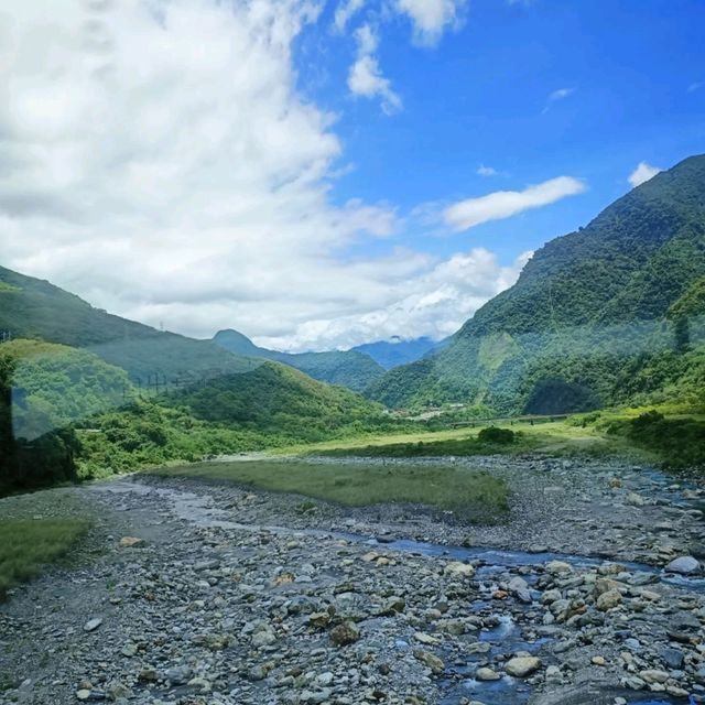 花蓮縱谷山水風光，巴士郵輪行