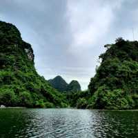 Tranquil boat trip in Ninh Binh (Tam Coc)