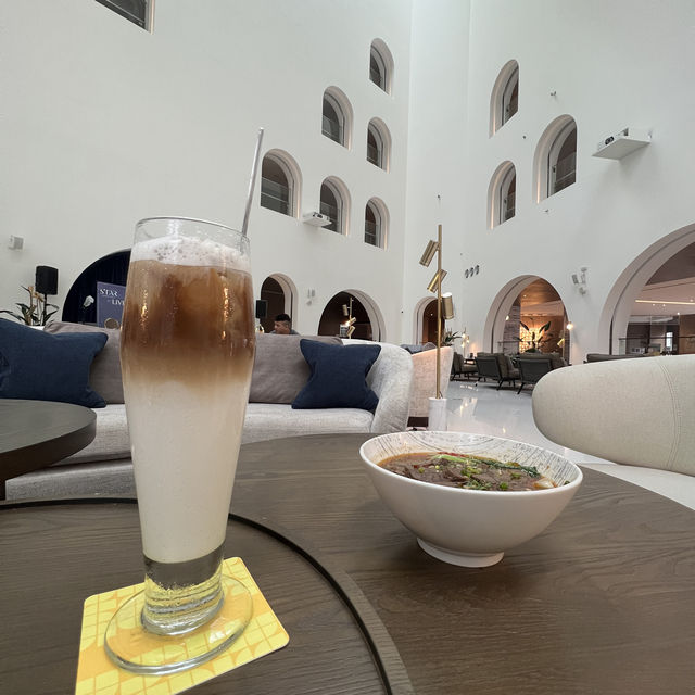 飯店內的咖啡餐酒館 發現美味佳餚 剁椒牛肉麵 一吃成癮《淡水 將捷金鬱金香酒店-滬尾之星》
