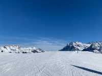 눈 내린 스위스의 설산에서 스키타기