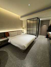 🏢 Hotel with Small entrance