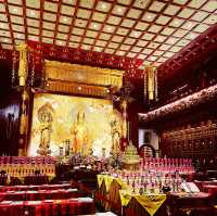 【シンガポール🇸🇬/壁一面に仏像が並ぶ煌びやかな”仏牙寺龍華院博物館”】