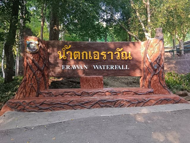แช่น้ำเย็นๆ ที่น้ำตกเอราวัณ