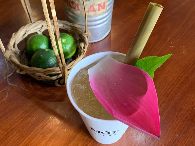 ベトナム　ホイアン・すっりきした甘さの漢方茶を飲む