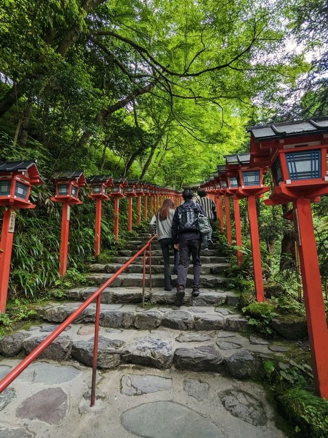 日本京都-攝影者最愛的點燈石階：貴船神社