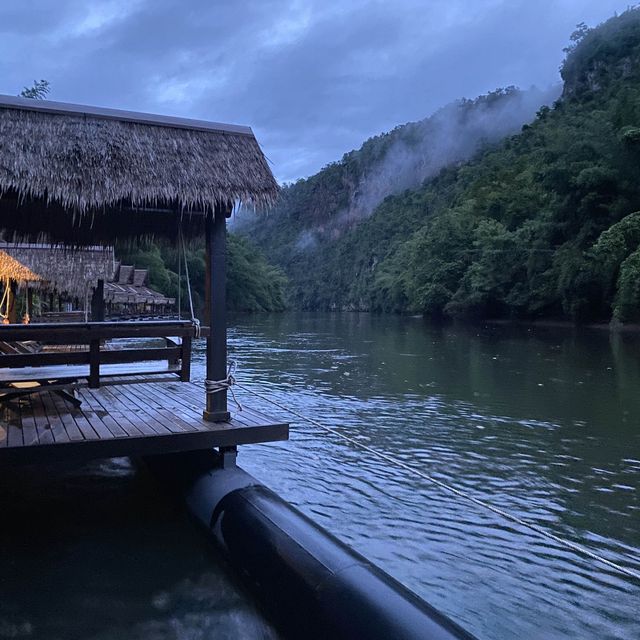 【北碧府兩天一夜之旅】入住評價超高水上屋住宿，與附近景點