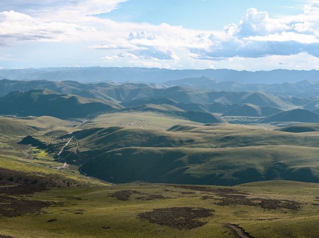 Exploring the Vast Grasslands of Kangding: A Breath of Fresh Air