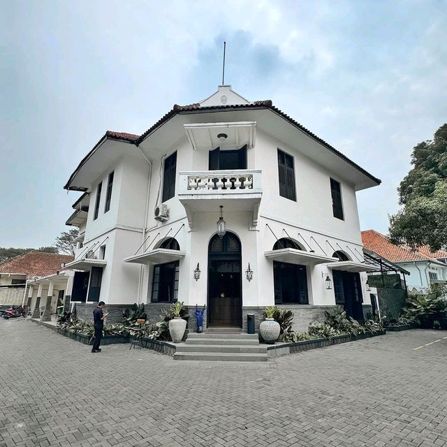 SERUMAH REUNITE CAFE | MODERN CLASSIC VINTAGE CONCEPT CAFE