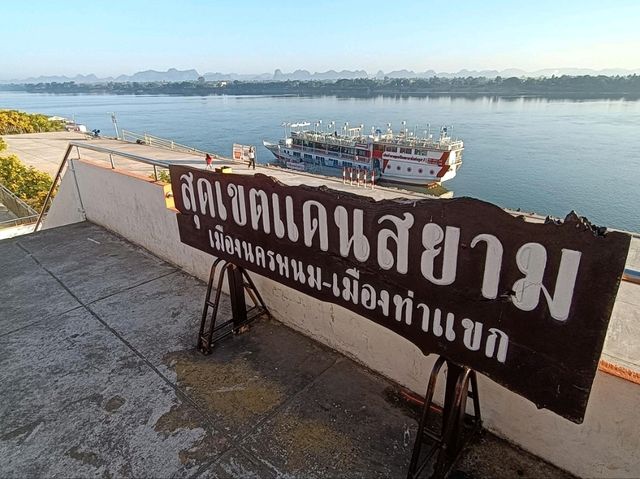 เดินเล่นริมโขง นครพนม