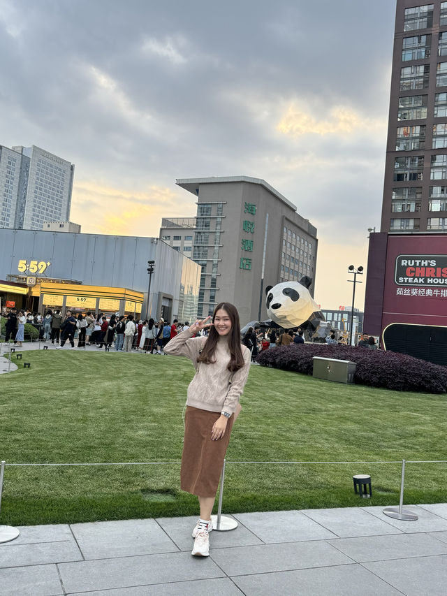 พาไปดูหมีแพนด้ายักษ์ที่ตึก IFS เมืองเฉิงตู 🐼✨