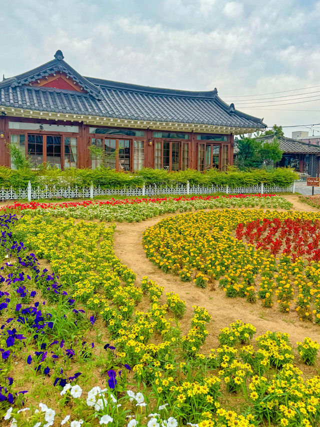 지금 경주 여행을 떠나야 하는 이유, 꽃밭뷰가 예쁜 카페 “마르쉐”