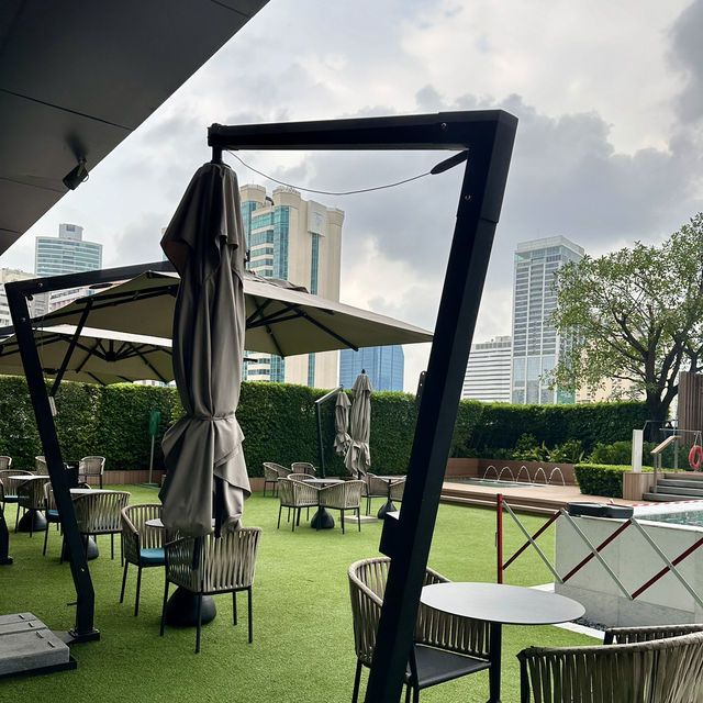 A Luxurious Oasis in Bangkok: Carlton Hotel's Infinity Pool