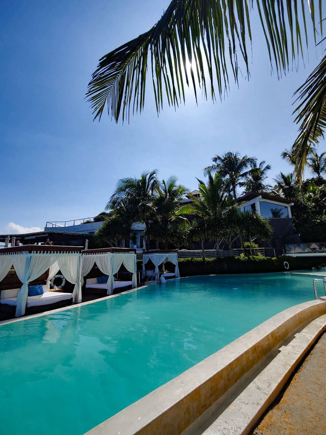 Luxurious Escapes at Oneeighty Dayclub’s Infinity Pool