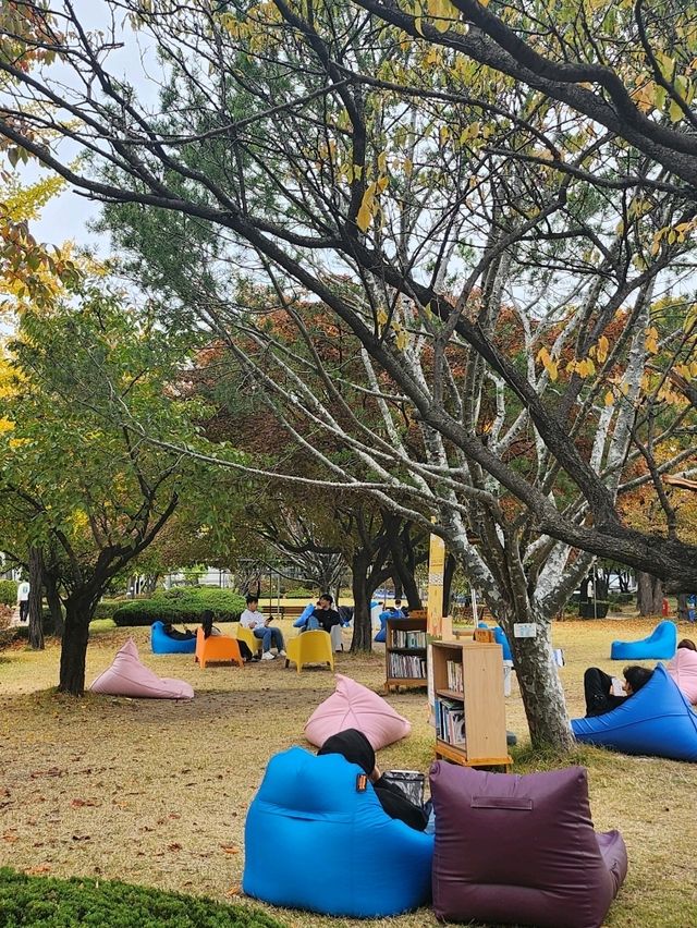 야외에서 편안하게 누워서 책을 읽을수있는 정독도서관📚