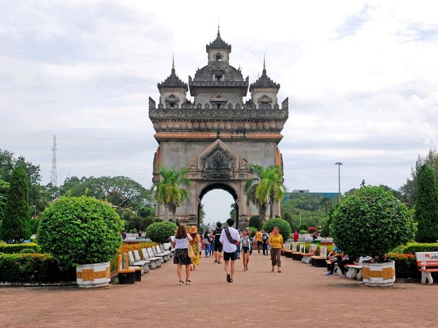 Patuxay - Victory Monument ประตูชัย เวียงจันทน์