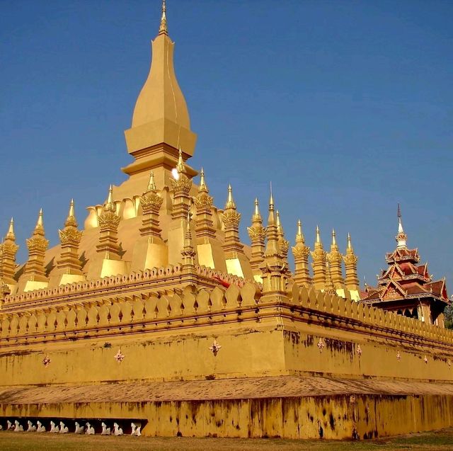 สักการะพระธาตุหลวงแห่งนครเวียงจันทน์