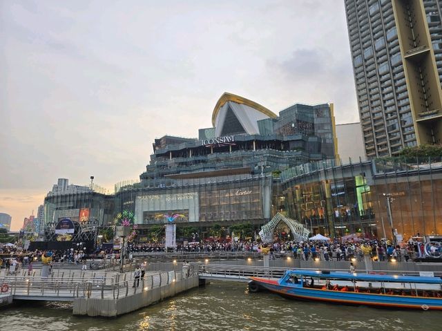  A Journey Through Bangkok’s Beating Heart: The Chao Phraya Ferry Experience