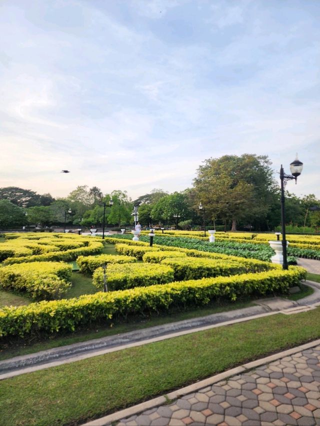 เดินเล่น ถ่ายรูป เดท ในบรรยากาศธรรมชาติกลางกรุง