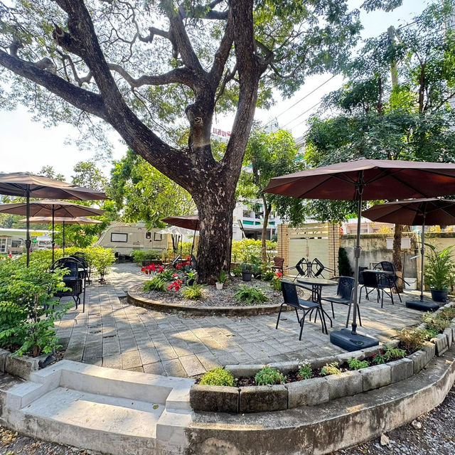 คาเฟ่ร่มรื่นในซอยลาดพร้าว 26 Pet Friendly 