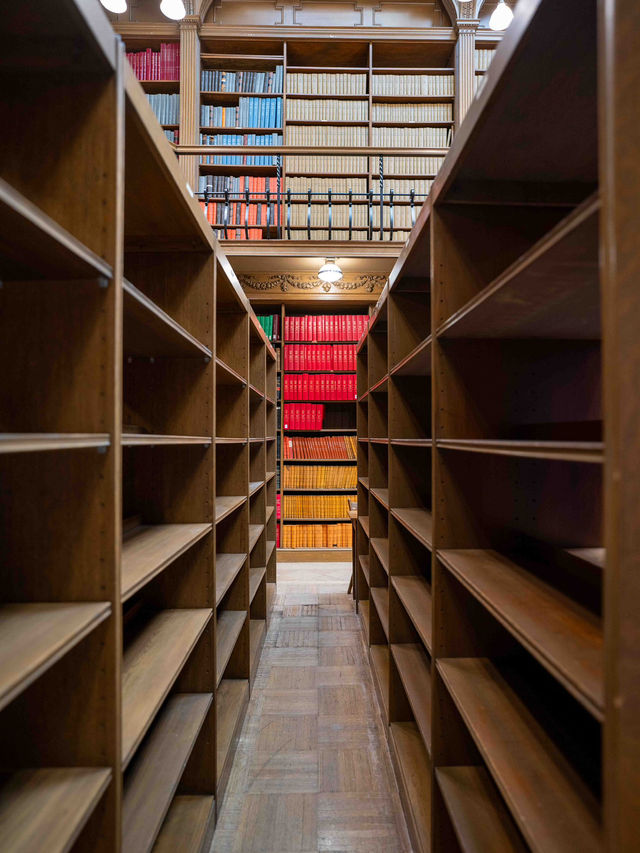 オスグッド・ホールの図書館：法律と歴史が息づく知の空間 📚🏛️