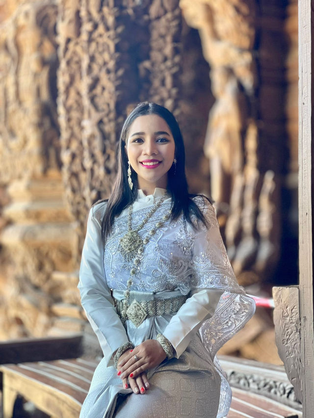 สวมชุดไทย เที่ยวปราสาทสัจธรรม พัทยา