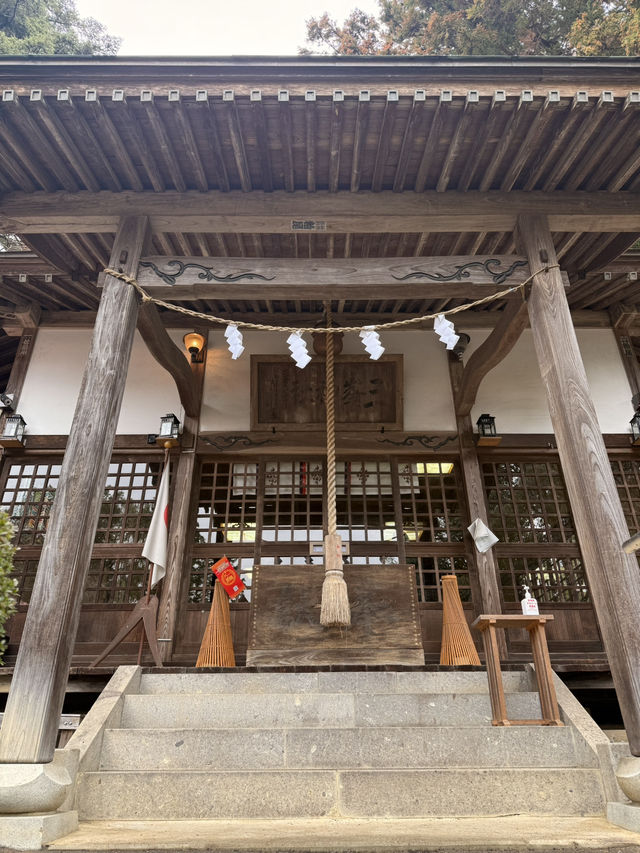 群馬県みなかみ町の「三峯神社」—垂れ耳の狛犬が迎える癒しの社