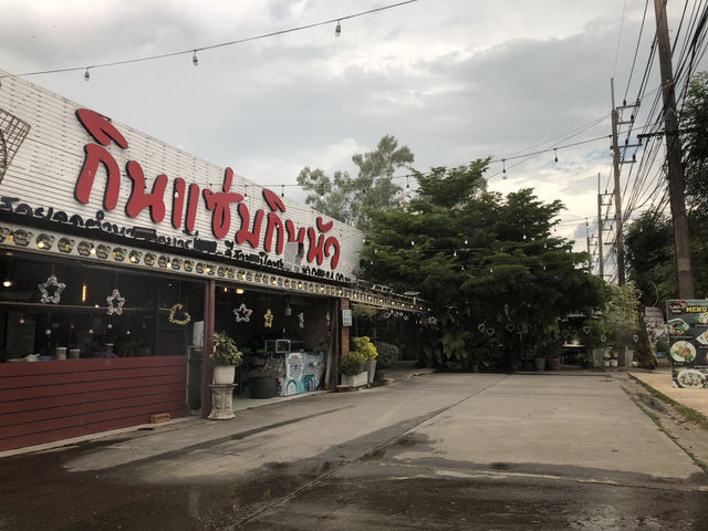 ソムタムの美味しい明るい店内のレストラン
