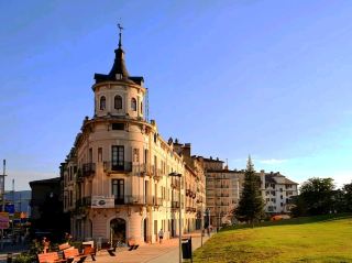 ハカは「ピレネー山脈の真珠」として知られています。国際的なヨーロッパの都市であり、サンティアゴ巡礼路（カミーノ・デ・サンティアゴ）の重要な停留所です。