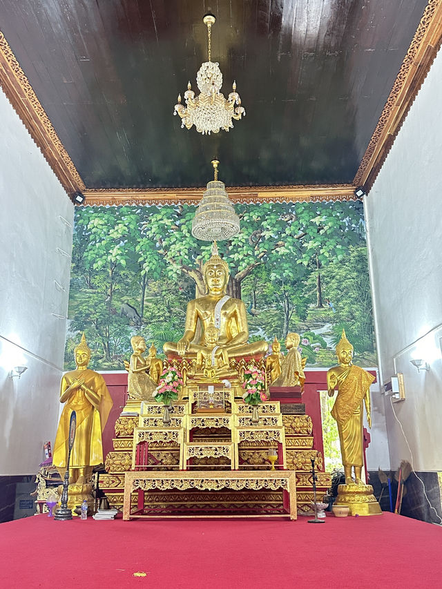 แวะสักการะ •ท้าวเวสสุวรรณ• แห่งวัดลาดบัวขาว