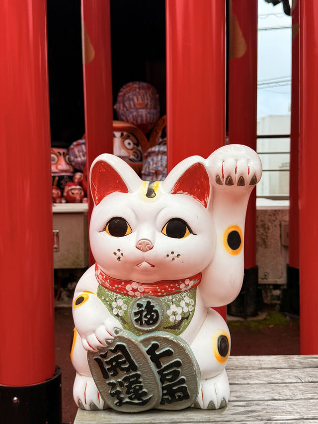 沖繩｜迷你千本鳥居與多彩達摩 城市裡一方心靈寄託-西來院