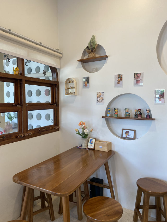 คาเฟ่เล็กๆ แต่อบอุ่นใจ ที่ Ours Café ท่าศาลา