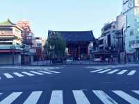 清晨沒有遊客到訪的 ….淺草 雷門寺  