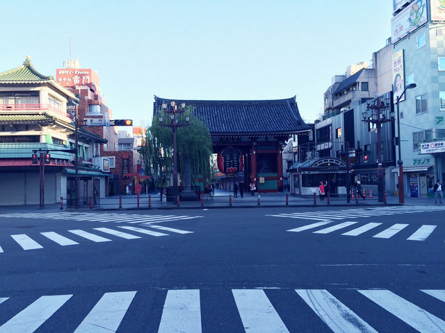 清晨沒有遊客到訪的 ….淺草 雷門寺  